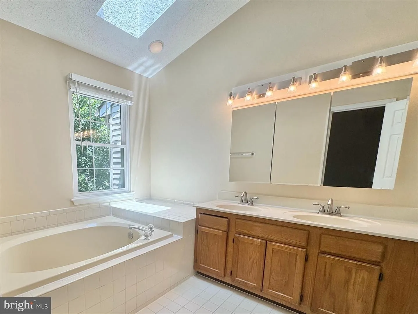 Stafford Townhouse - Fresh Updates - Close To Quantico — Photo 4