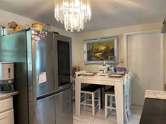 4th image of 215 Kings Ct