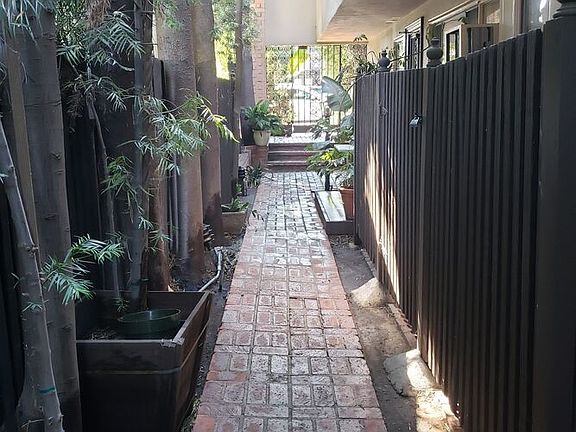 5th image of 660 N Doheny Dr