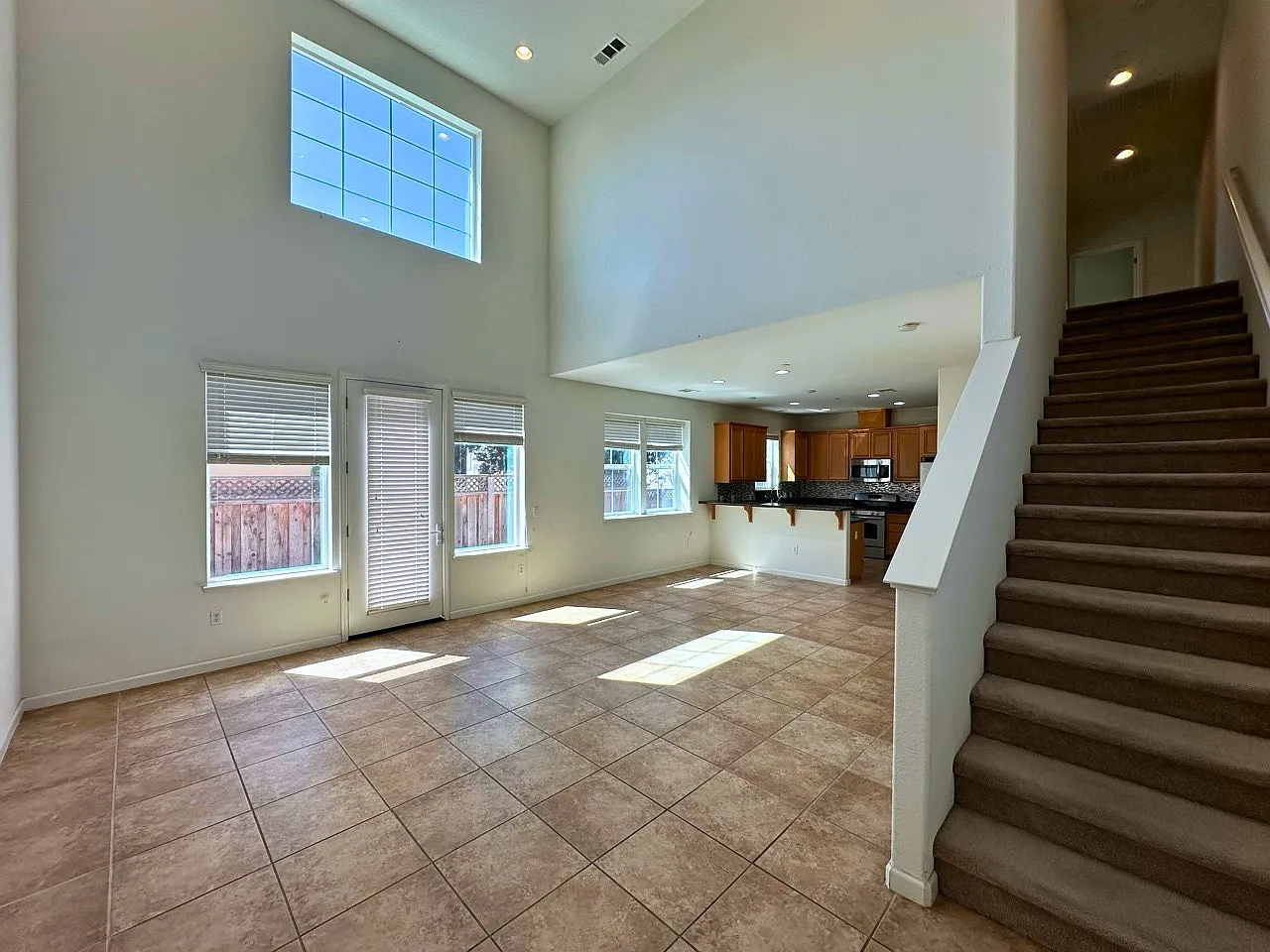 3 bed, 2.5 bath, 1560 sqft, $4,200 — Photo 2