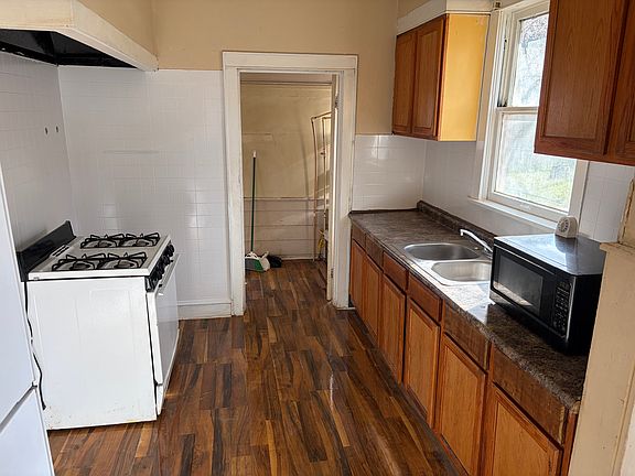5th image of 147 E Lister St