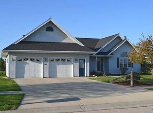 954 Honeysuckle Ln, Fond Du Lac, WI 54935