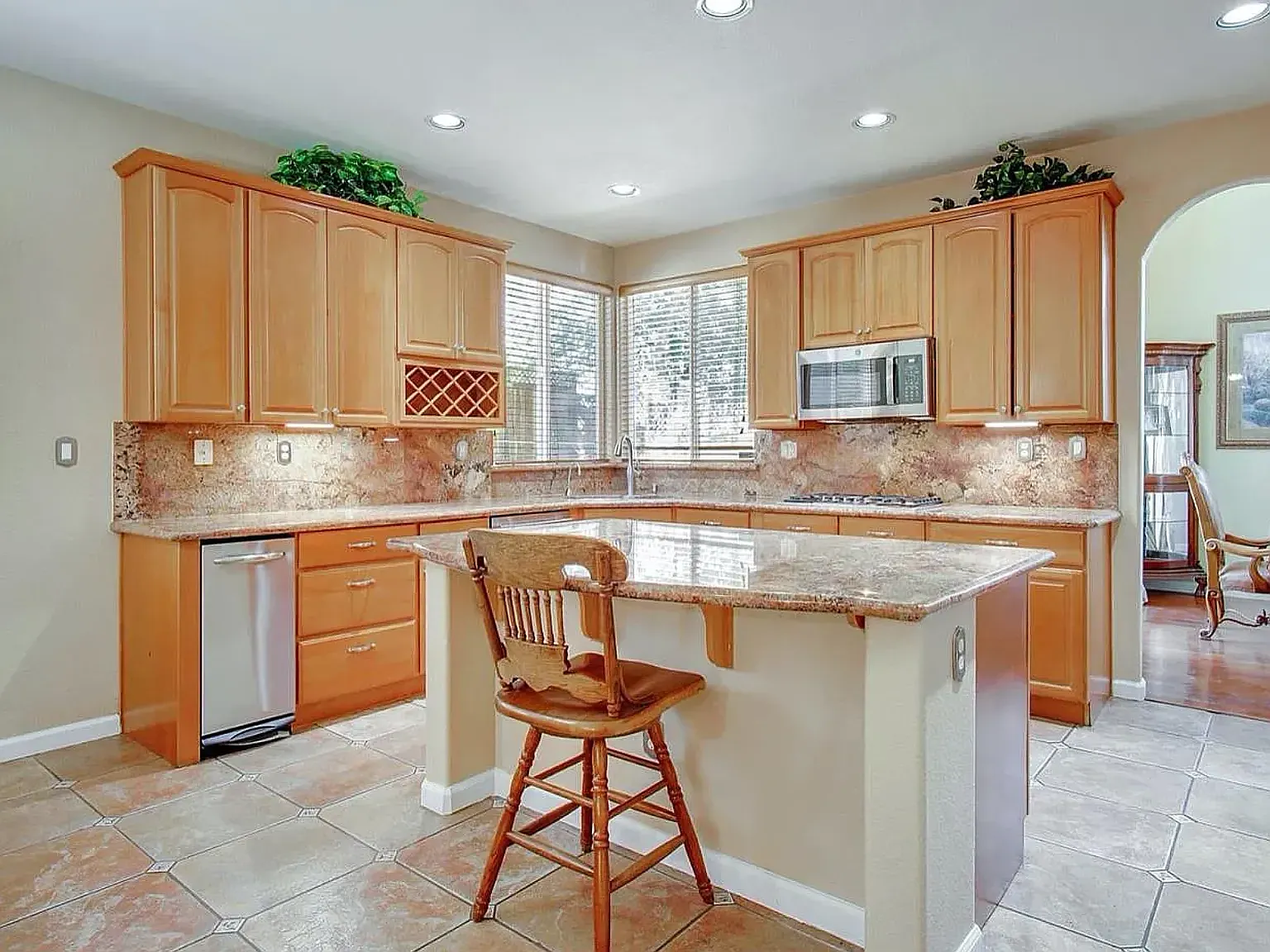 5 bed, 3023 sqft, $5,380 — Photo 2
