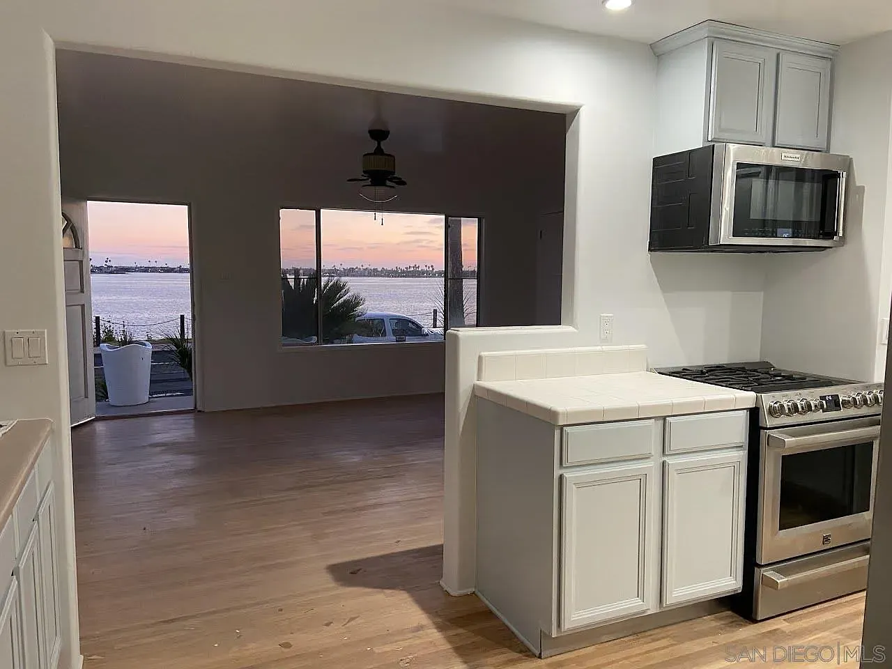 3 bed, 2.0 bath, 1004 sqft, $10,500 — Photo 2