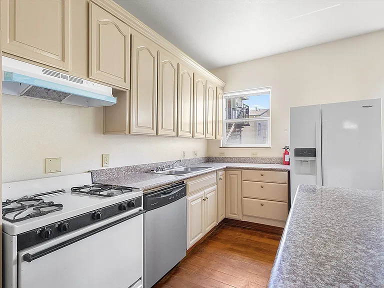 1431 Linden St #B — Photo 6