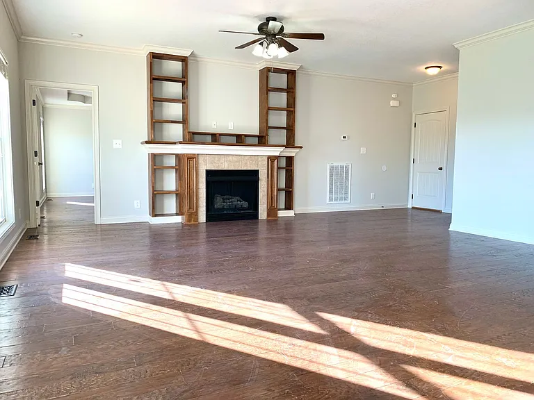 1533 Edgewater Ln — Photo 9