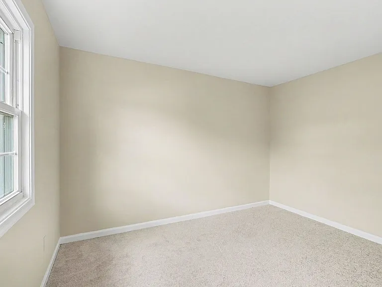 319 Brock Sq — Photo 18
