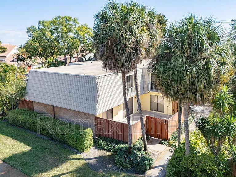 1700 Embassy Dr #305 — Photo 7