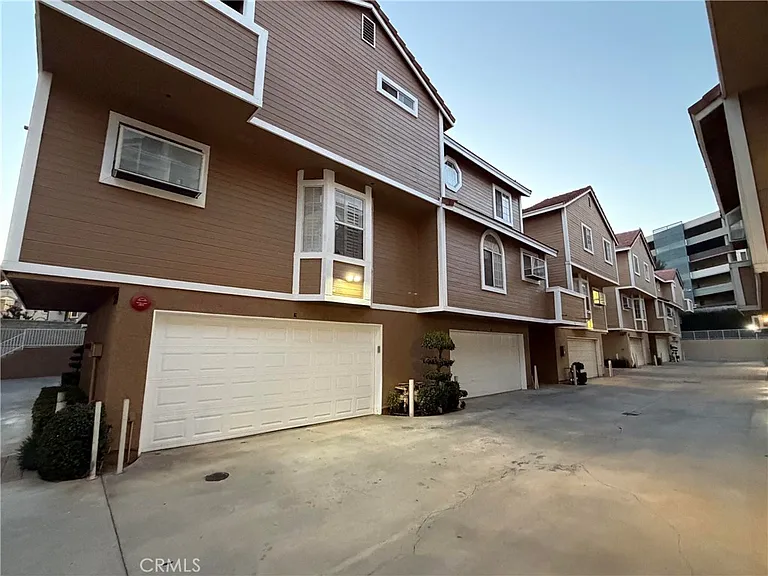 329 Genoa St #D — Photo 4