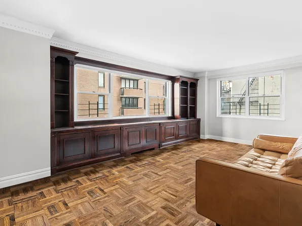 165 East 32nd Street 6H image 2 of 10