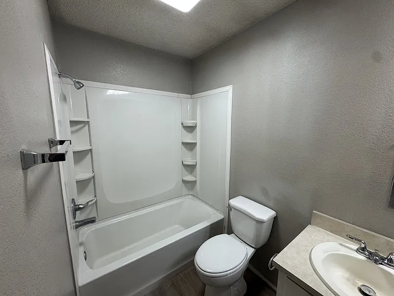 204 Genoa Ave — Photo 9
