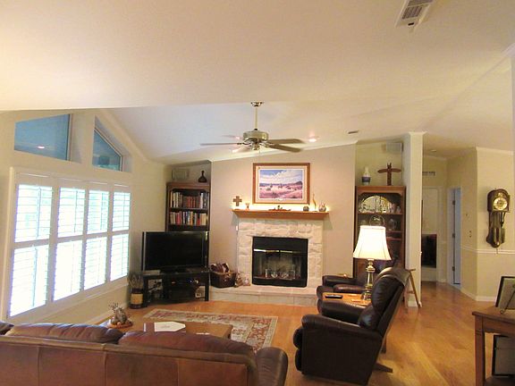 2nd image of 106 Yaupon Dr