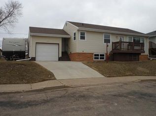 110 9th St NW, Mandan, ND 58554