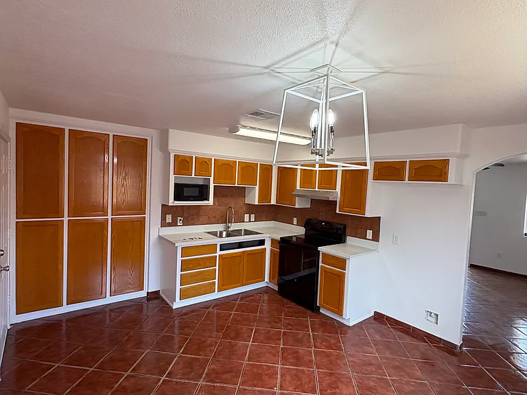 574 N Bernal Dr — Photo 5
