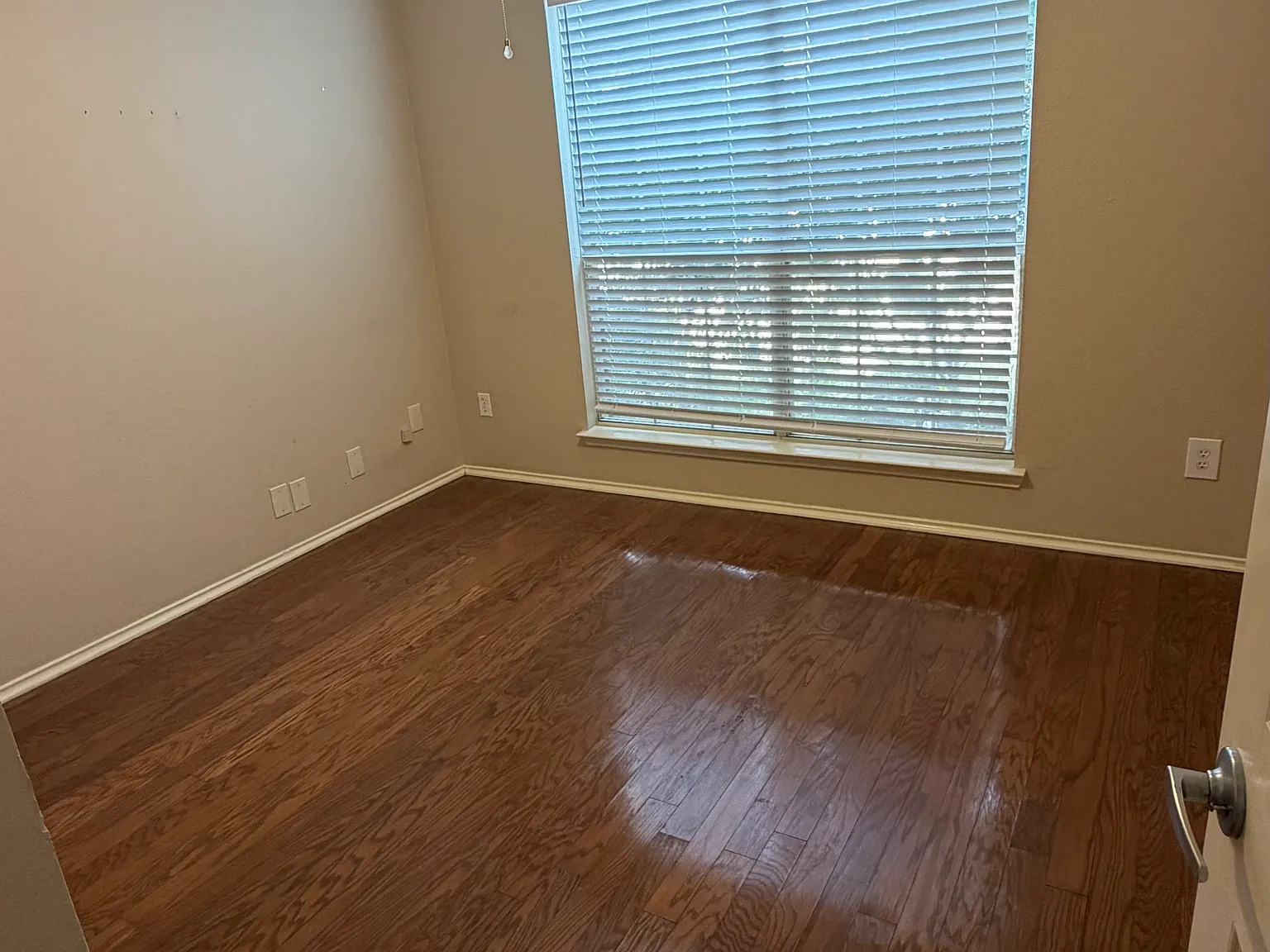 4 bed, 2572 sqft, $2,600 — Photo 4