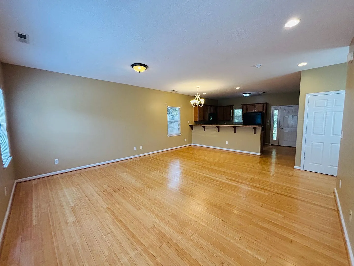 3 Bedroom, 2.5 Bath Townhouse — Photo 3