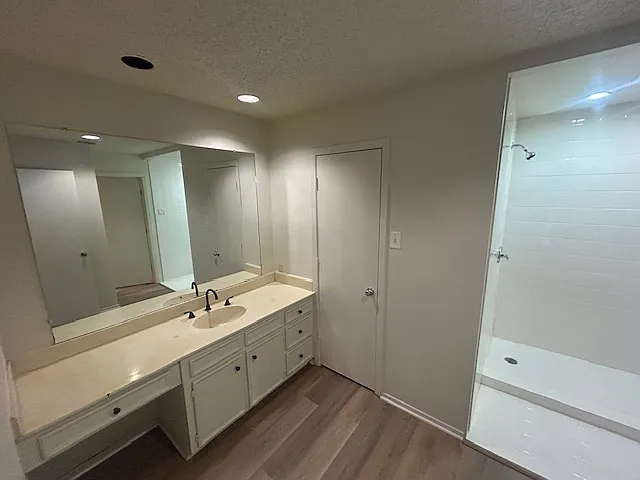 401 Towne House Ln — Photo 8