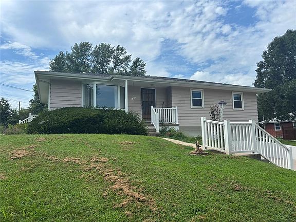 3rd image of 1310 Safari Dr