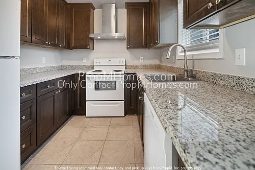 15559 NE Glisan St Photo 1