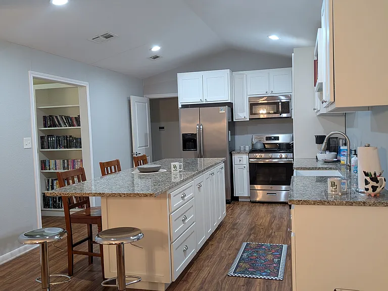 1311 Crestline St — Photo 2