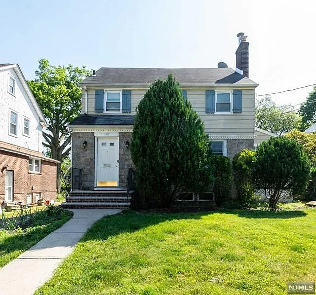 340 Levinsohn Pl photo 1