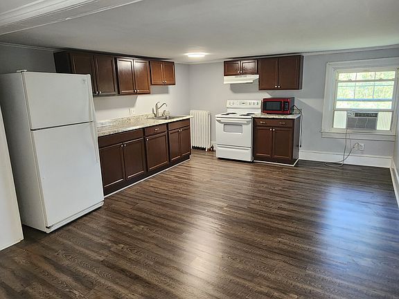 3rd image of 214 Bloomsbury Ave APT 3