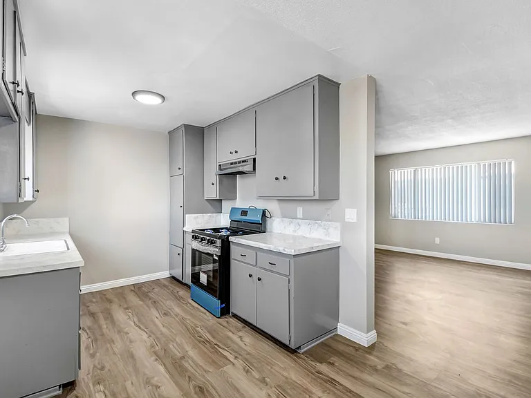 El Royale Apartments — Photo 8