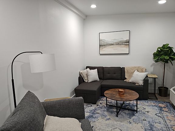3rd image of 200 W Walnut St #4