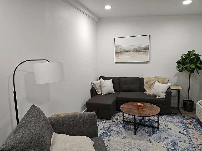 200 W Walnut St #4 — Photo 3