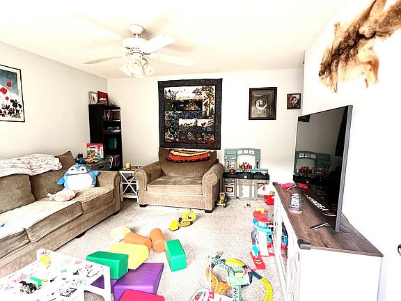 4th image of 2300 Greenleaf Dr