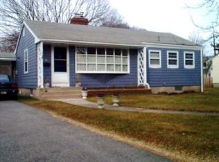 6 Lakeview Ave, Newport, RI 02840