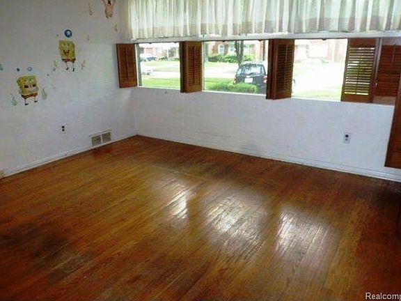 4th image of 20509 Woodmont St