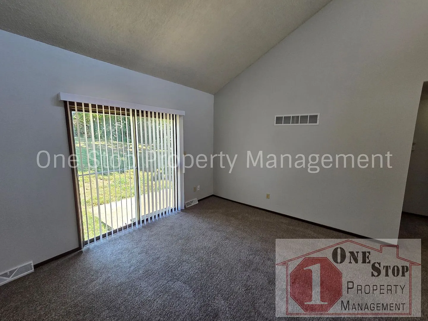 Beautiful 2 Bedroom 1.5 Bathroom in Independence! — Photo 4