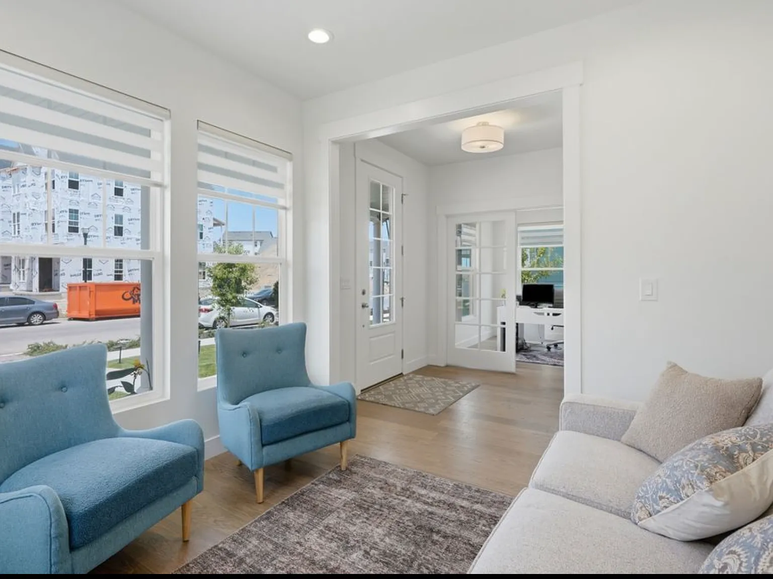 5 bed, 3.5 bath, 3720 sqft, $4,400 — Photo 2