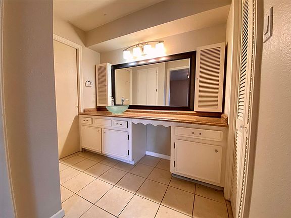 5th image of 2727 Briarhurst Dr APT 28