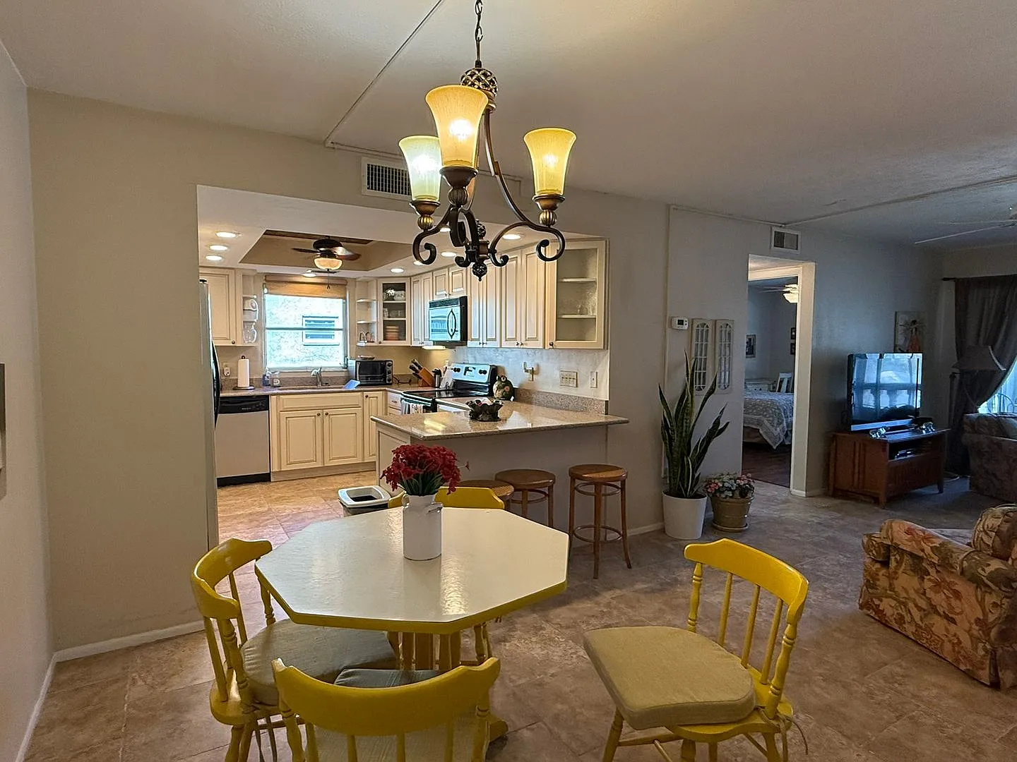 Furnished Condo in Green Dolphin Park — Photo 4