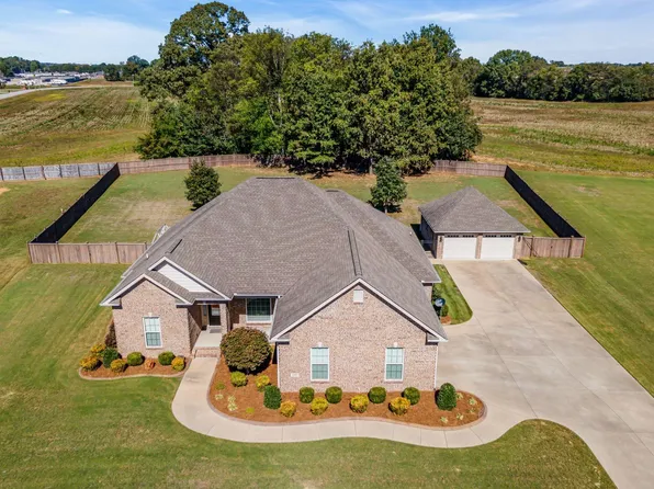 105 Zhender Cv, Tuscumbia, AL 35674