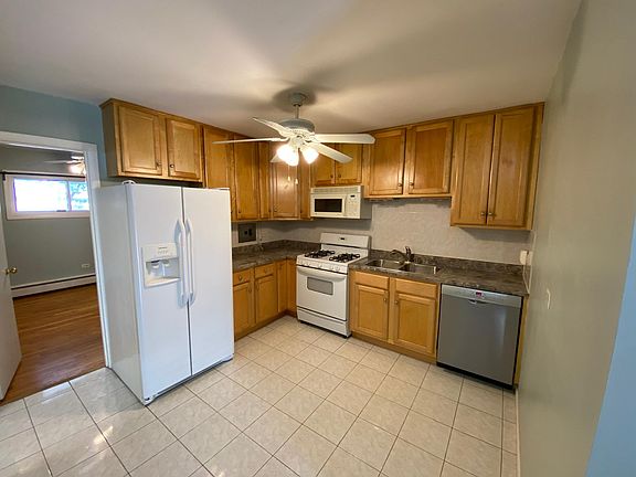 3rd image of 165 Dover Dr Unit 20