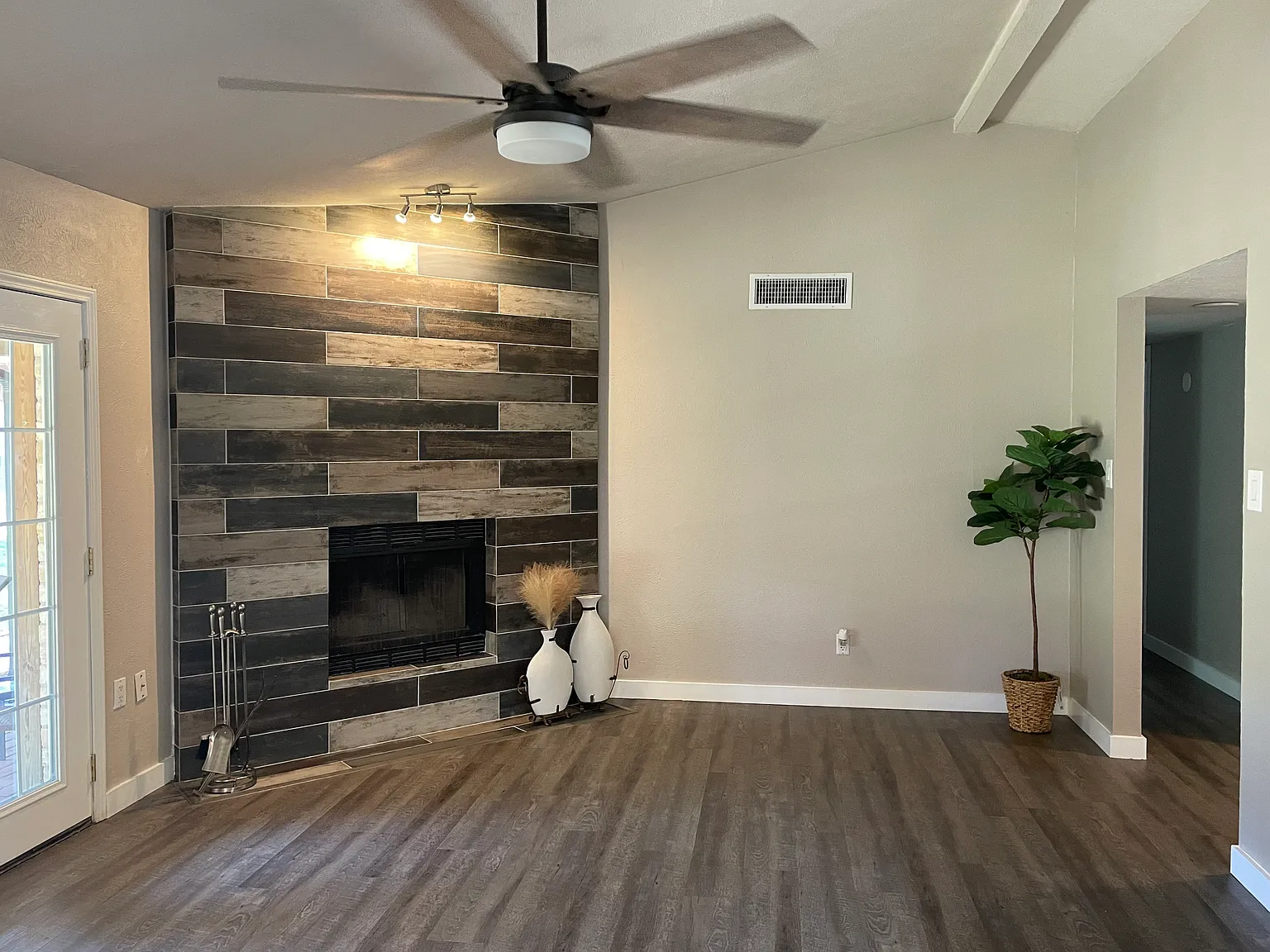 3 bed, 1395 sqft, $2,300 — Photo 2
