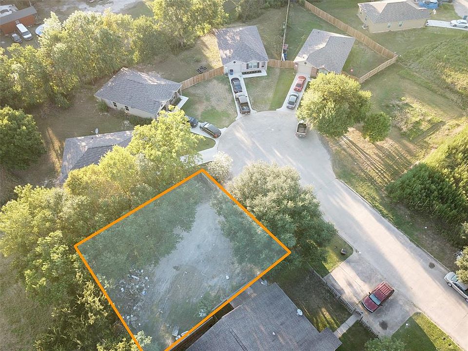 1st image of 15 Carol Ct