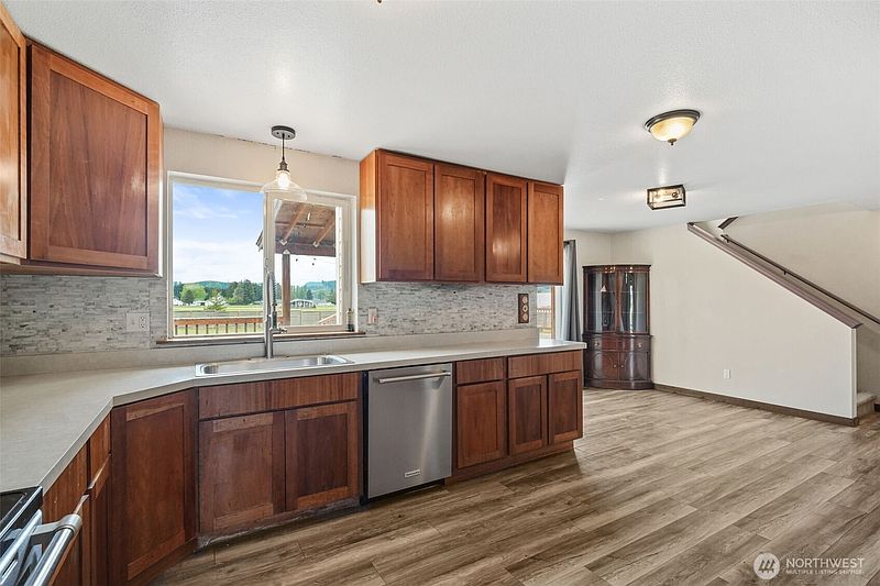 4th image of 284 Mauerman Road