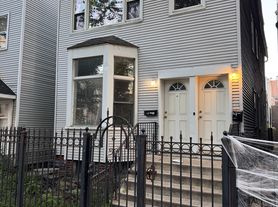 1727 W Roscoe St, Chicago, IL