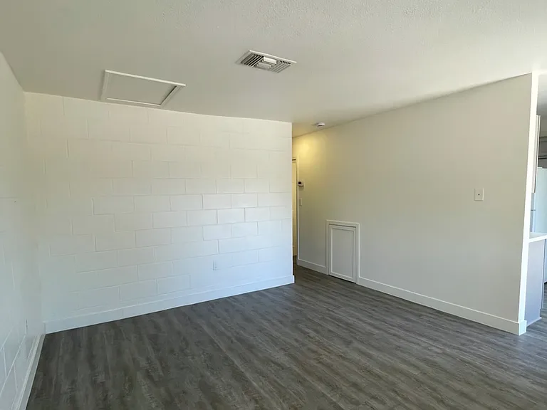 2109 N Daley St — Photo 4