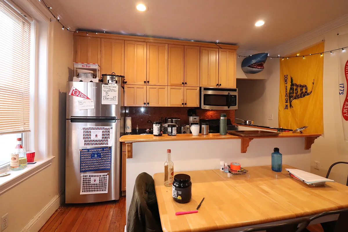 Building Photo - 73 Thatcher St #201