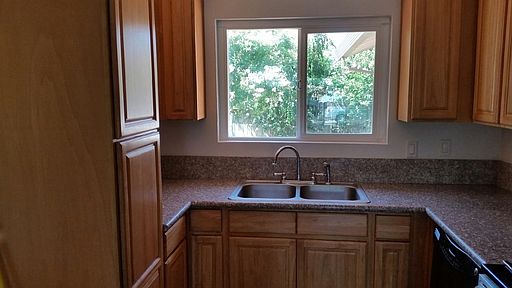 5th image of 700 Sierra Dr