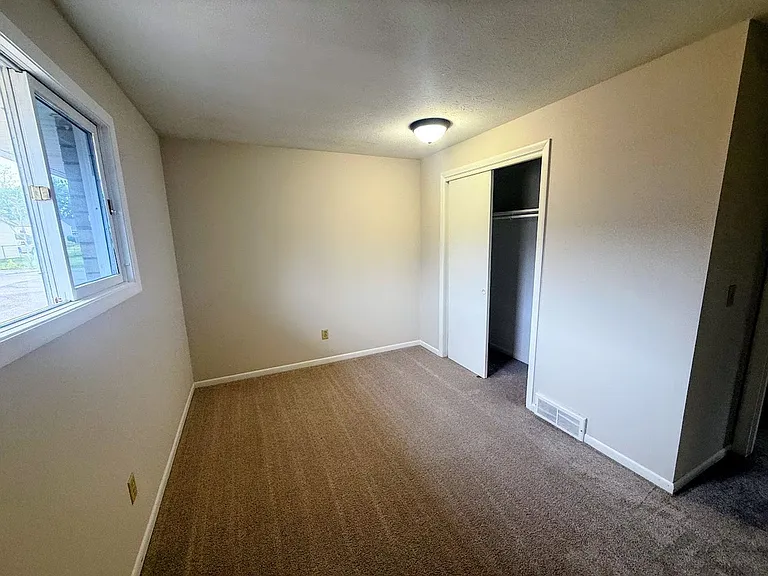 235 Kennedy St — Photo 8