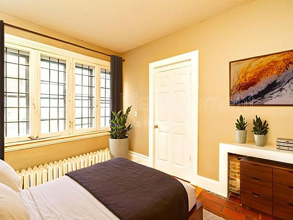 4th image of 595 University Ave #1