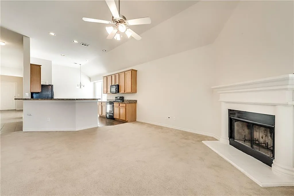3 bed, 2015 sqft, $2,400 — Photo 4