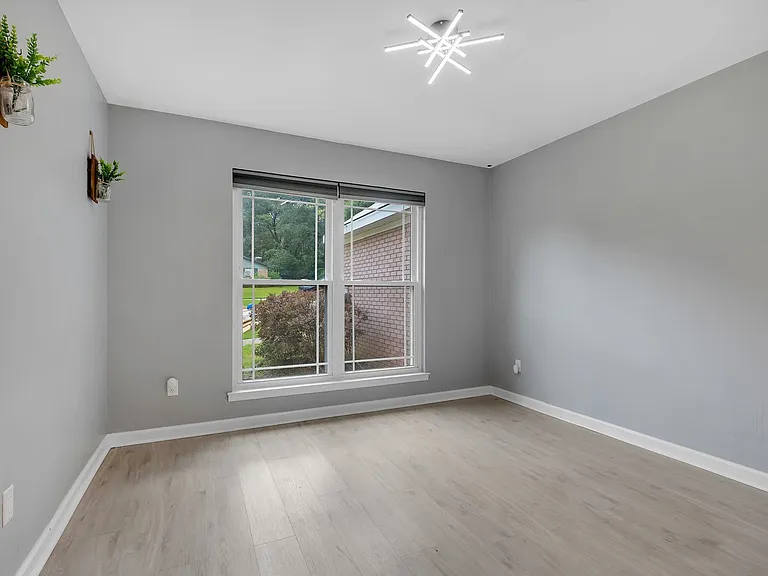 4916 Heathe Dr — Photo 2