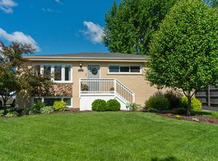 708 N Willow Rd, Elmhurst, IL 60126